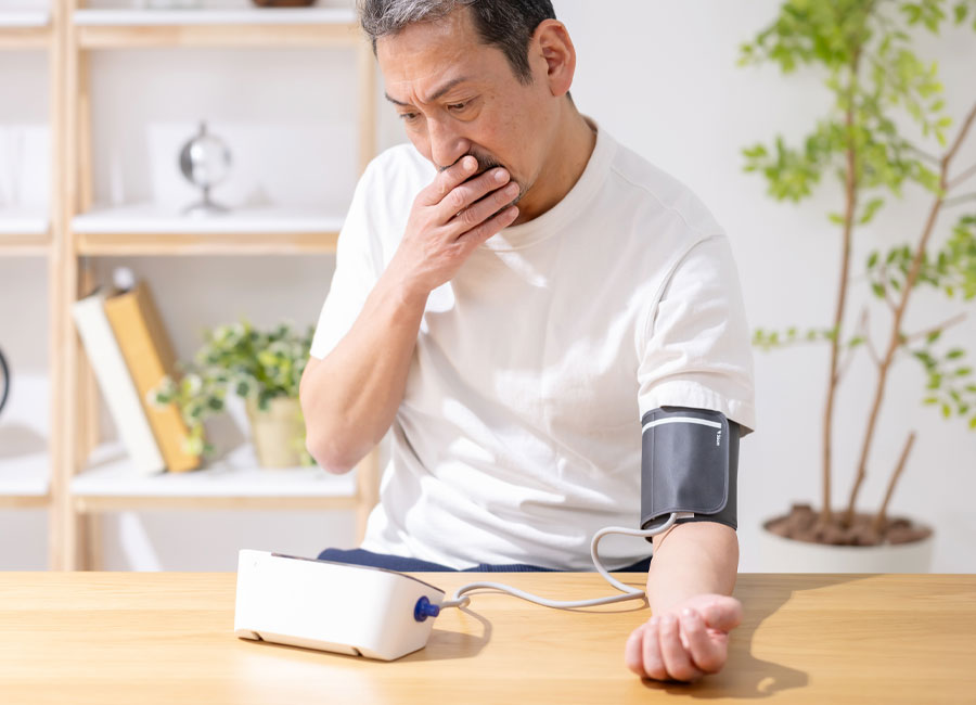 血圧を測る男性